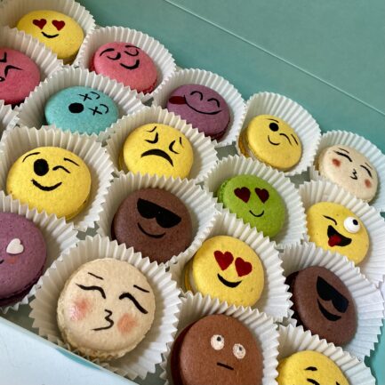 Френски макарони-емотикони