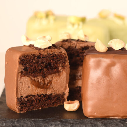 Разрез на безглутенов десерт Macarré с лешник и шоколадови блатове