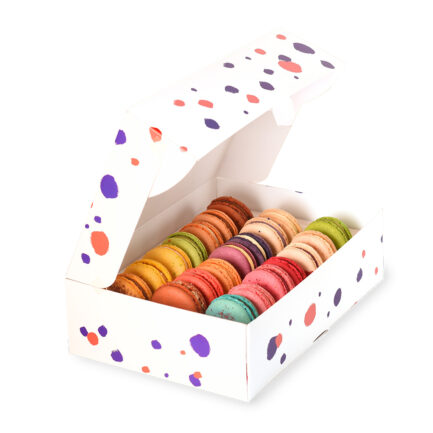 Страничен изглед на кутия с 21 различни макарона. Вижда се богатата текстура и плътният пълнеж на всеки отделен френски макарон, подредени без нито едно повторение на вкуса.