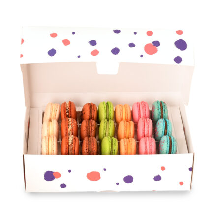 Селекция от 21 ръчно изработени френски макарона в стилна подаръчна кутия.