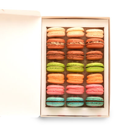 подаръчна кутия с 21 френски макарона „Трио“, подредени в 7 реда по 3 броя от вкус.